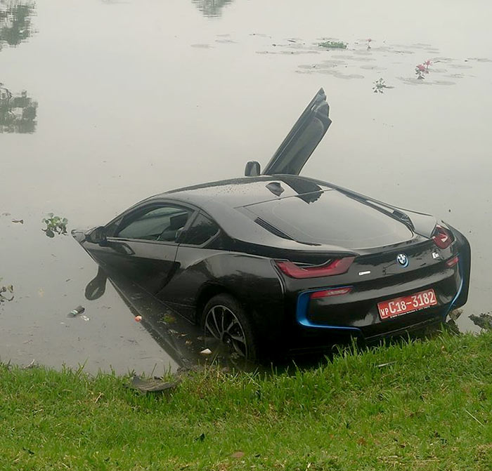 BMW i8 accident in Thalawatugoda in Colombo Sri Lanka