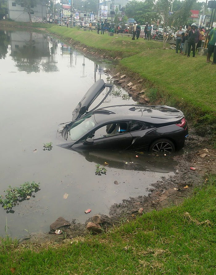BMW i8 accident in Thalawatugoda in Colombo Sri Lanka