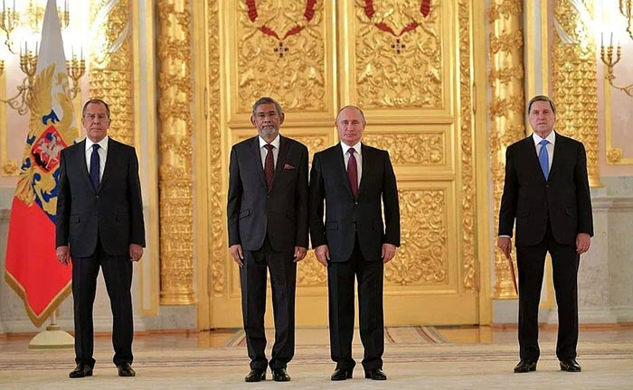 Dayan Jayatilleke with Vladimir Putin