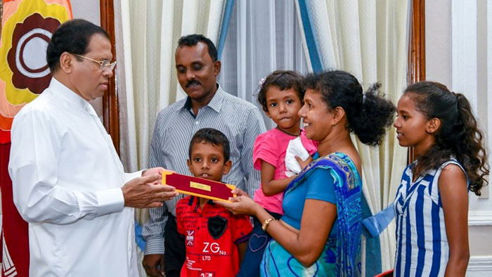 Sri Lanka President Maithripala Sirisena donates Rs.one million to Thebuwana Police Sergeant Sanath Gunawardena