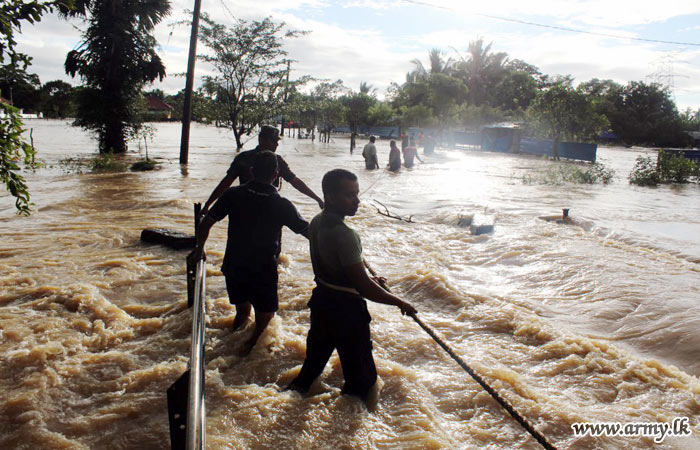 Flood relief by Sri Lanka Army