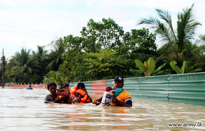 Flood relief by Sri Lanka Army