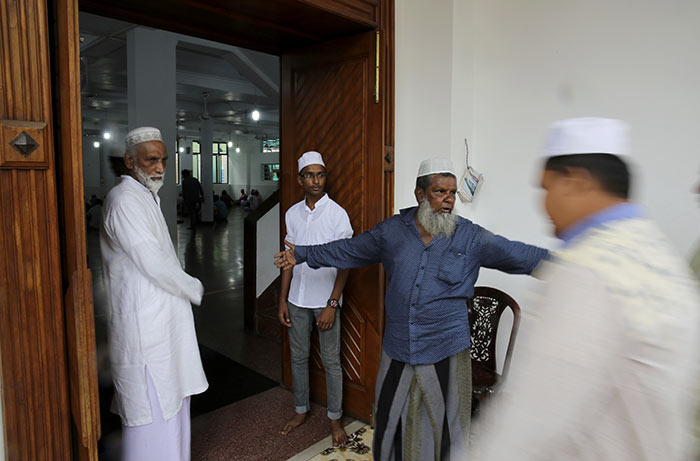 Sri Lankan muslims in mosque for prayers