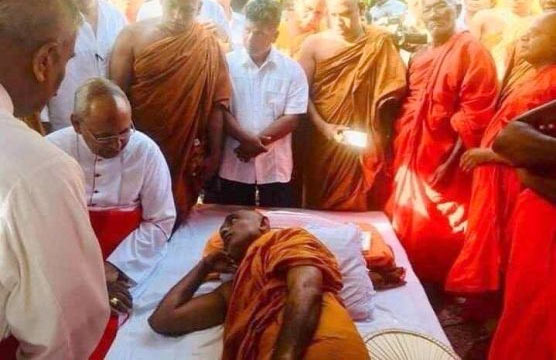 Cardinal Malcolm Ranjith visits Ven. Athuraliye Rathana thera