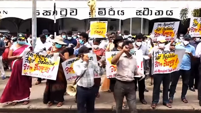 Teachers and Principals continue to protest in Colombo Sri Lanka