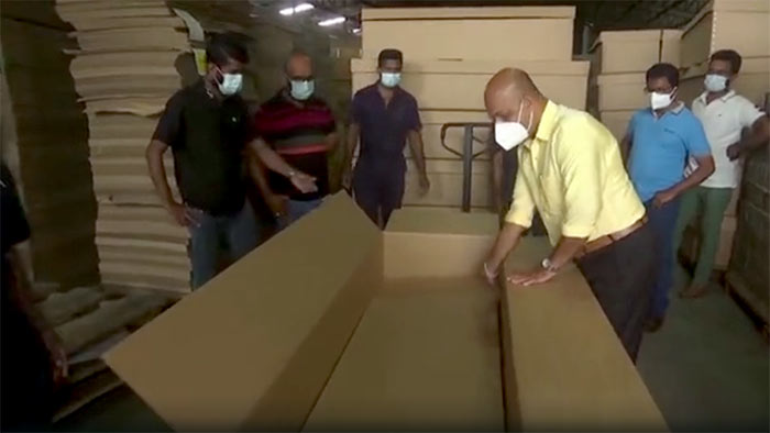 Sri Lanka produces cardboard coffins amid COVID surge