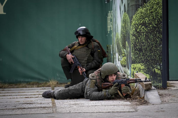 Ukrainian soldiers take positions in downtown Kyiv, Ukraine