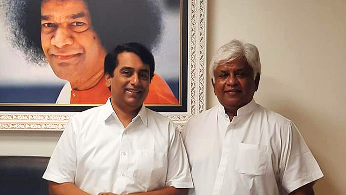 Former Sri Lankan cricket captain Arjuna Ranatunga with Sri Sathya Sai Central Trust Managing Trustee R.J. Rathnakar at Prashanthi Nilayam in Puttaparthi (Andhra Pradesh)