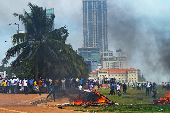 Pro-government supporters attack protesters in Colombo, Sri Lanka