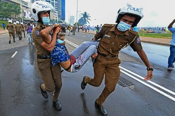 Pro-government supporters attack protesters in Colombo, Sri Lanka