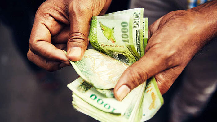 Sri Lanka 1000 rupee notes counting