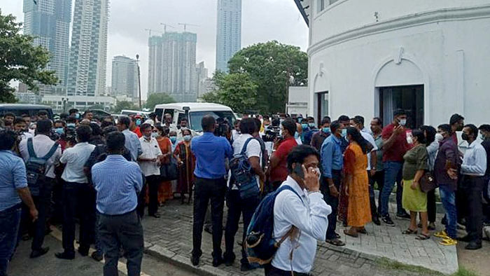 Supporters of Sri Lankan Prime Minister Mahinda Rajapaksa