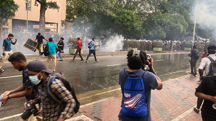 Inter University Students' Federation protesters tear gassed in Maradana, Sri Lanka