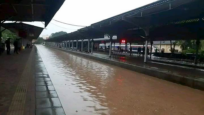 Kandy railway station flooded