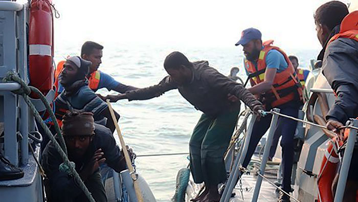 Sri Lanka Navy rescues Rohingya refugees