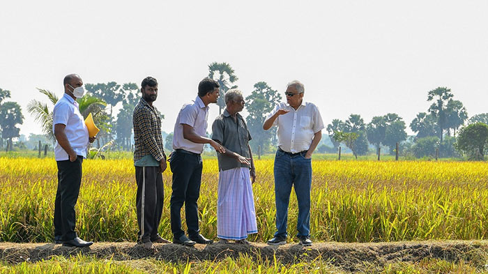 Sri Lanka President Ranil Wickremesinghe with farmers