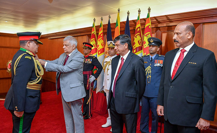 Shavendra Silva with Ranil Wickremesinghe