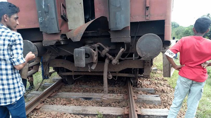 Train derails in Kantale Sri Lanka injuring 16 people including two guards