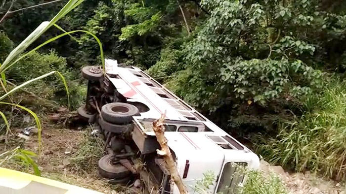 Driver killed, 06 persons injured in bus accident at Wellawaya