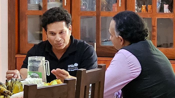 Sachin Tendulkar with Navin Dissanayake