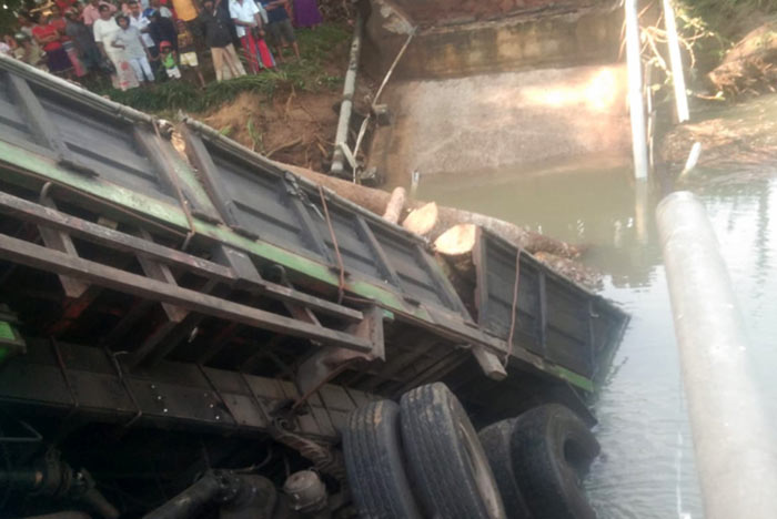 Hulanda Oya bridge collapses