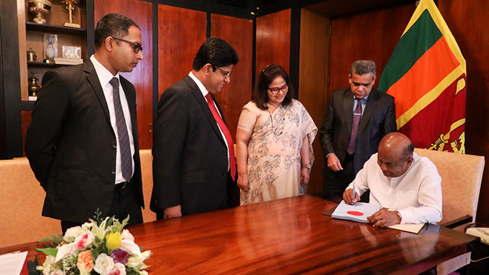 Speaker of Parliament of Sri Lanka, Mahinda Yapa Abeywardena endorses certificate on Online Safety Bill