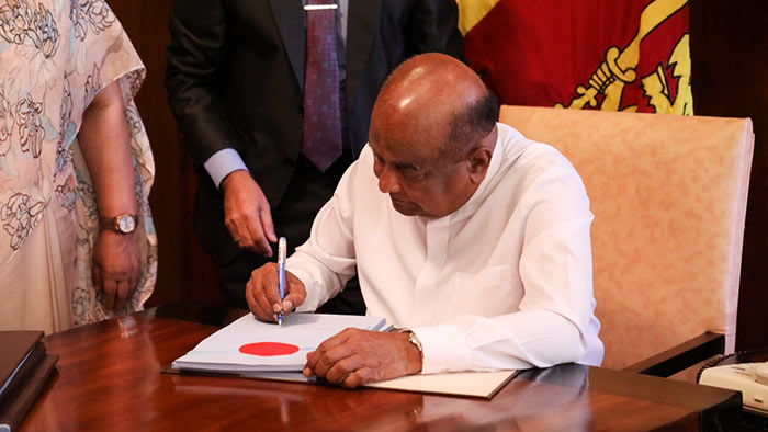Speaker of Parliament of Sri Lanka, Mahinda Yapa Abeywardena endorses certificate on Online Safety Bill