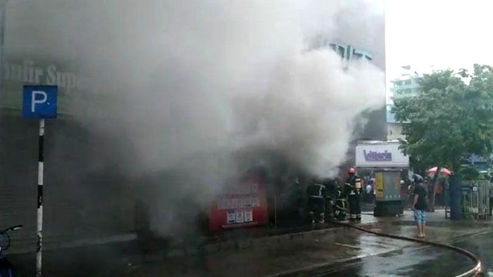 Fire breaks out at NOLIMIT clothing store in Wellawatte