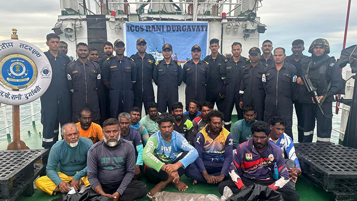Indian Navy apprehends 14 Sri Lankan fishermen