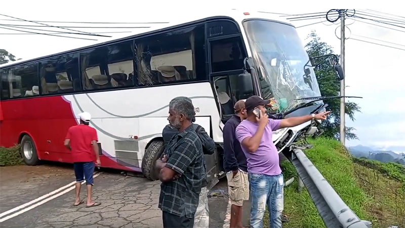 40 passengers injured after bus overturns in Nuwara Eliya