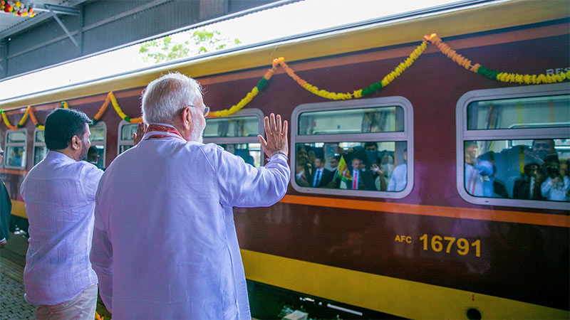Sri Lankan President Anura Kumara Dissanayake and Indian Prime Minister Narendra Modi at Anuradhapura railway station