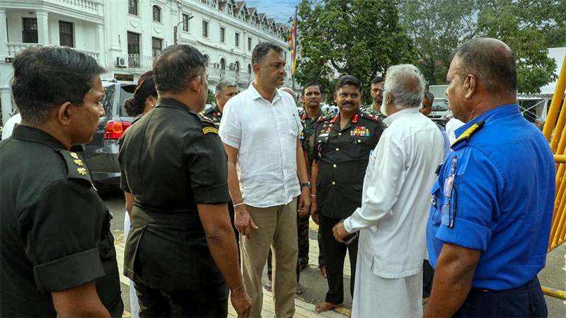 Sri Lanka’s Defence Secretary Air Vice Marshal Sampath Thuyacontha (Retd) visits Sri Dalada Maligawa in Kandy