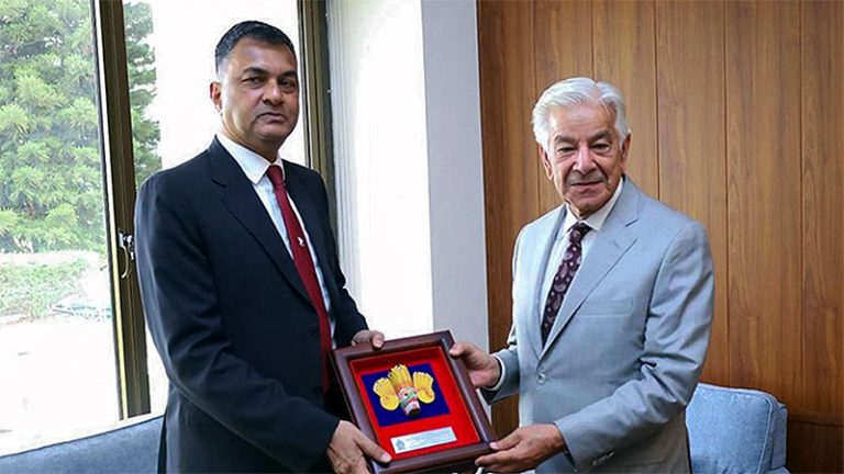 Defence Secretary Air Vice Marshal Sampath Thuyacontha (Retd) with Defence Minister of Pakistan, Khawaja Muhammad Asif