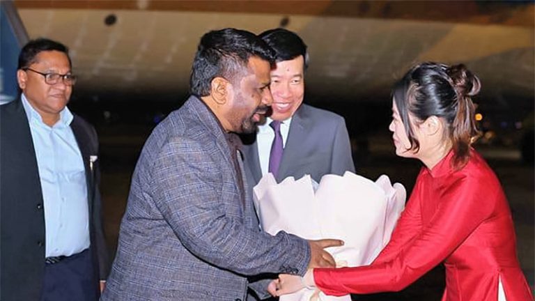 Sri Lankan President Anura Kumara Dissanayake welcomed by Vietnamese officials upon arrival at Noi Bai International Airport in Vietnam