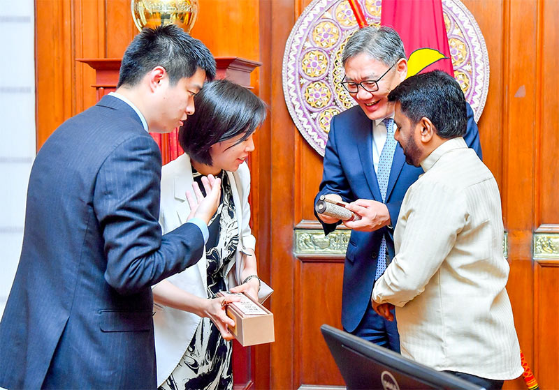 Chinese Minister of Commerce Wang Wentao and delegation in discussion with Sri Lankan President Anura Kumara Dissanayake