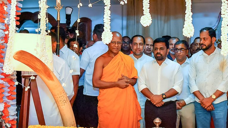 Sri Lanka President Anura Kumara Dissanayake pays final respects to late Anamaduwa Sri Dhammadassi Anunayake thero