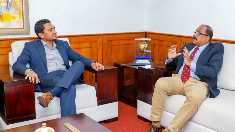 Deputy Minister of Defence Major General Aruna Jayasekara (Retd) in discussion with Deputy Minister of Industries and Entrepreneurship Development Chathuranga Abeysinghe during a strategic meeting on entrepreneurship development in Sri Lanka