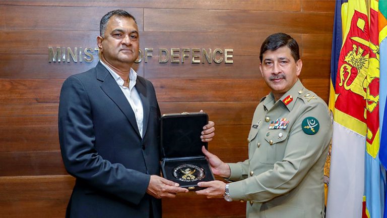 Sri Lanka's Defence Secretary, Air Vice Marshal Sampath Thuyacontha (Retd) with the Chief of General Staff of the Pakistan Army, Lieutenant General Syed Aamer Raza