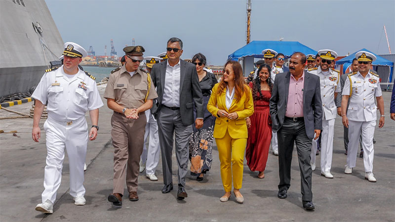 Sri Lanka’s Deputy Defence Minister, Defence Secretary, Navy Commander with U.S. Ambassador and Defence Attaché during USS Santa Barbara visit in Colombo