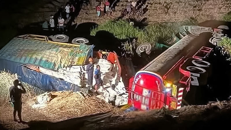 Overturned lorry and fuel tanker after collision on Sri Lanka Central Expressway