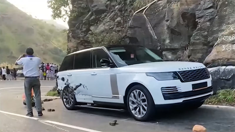 White Range Rover jeep with rear damage after collision with bus in Ella–Wellawaya accident