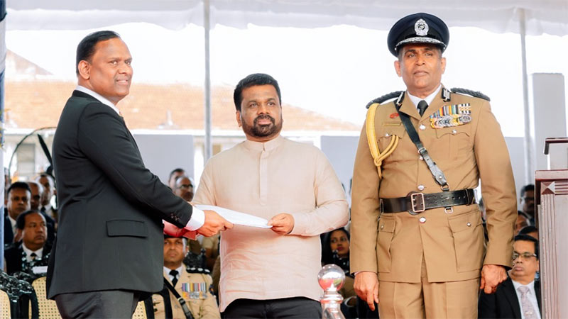 Sri Lanka President Anura Kumara Dissanayake awarding the Police Gallantry Medal to ASP A.M.M. Jayasundara during the 159th Police Day ceremony in Colombo