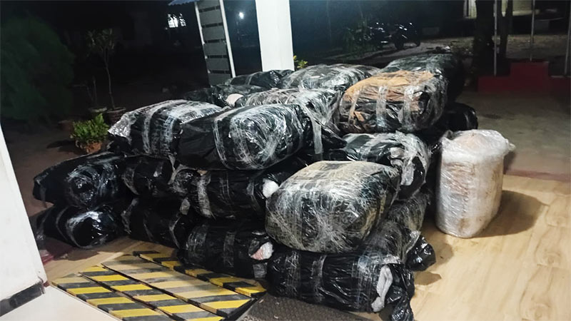 Full stock of illegally imported beedi leaves seized by Settikulam Police during Mankulam raid