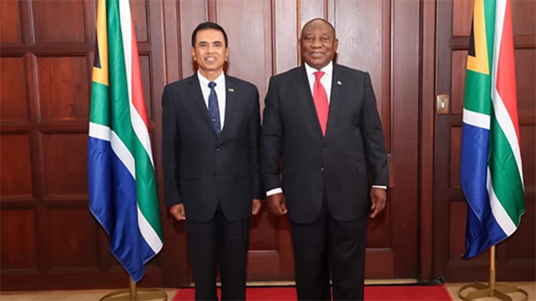 High Commissioner of Sri Lanka to South Africa, Air Chief Marshal Udeni Rajapaksa (Retd) with South African President Cyril Ramaphosa