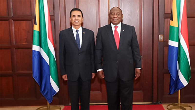 High Commissioner of Sri Lanka to South Africa, Air Chief Marshal Udeni Rajapaksa (Retd) with South African President Cyril Ramaphosa