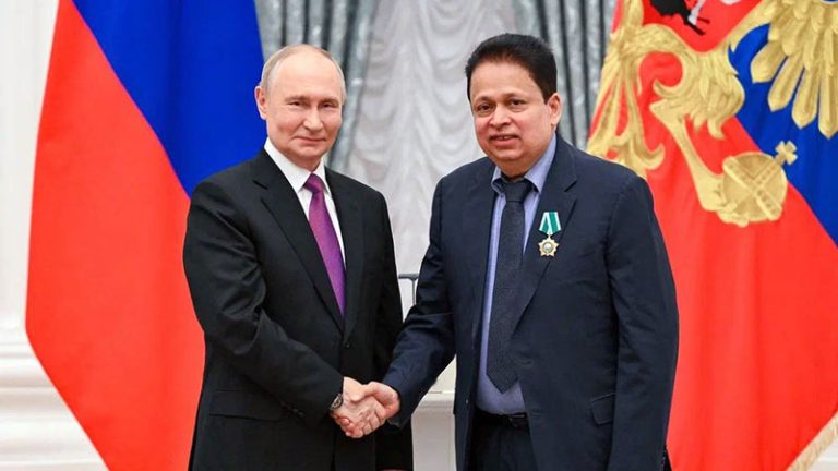 Russian President Vladimir Putin and Dr. Saman Weerasinghe shaking hands after receiving the Order of Friendship at the Kremlin in Moscow