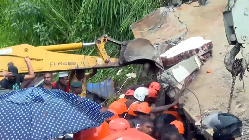 Shop in Pahala Kadugannawa destroyed by a rockfall