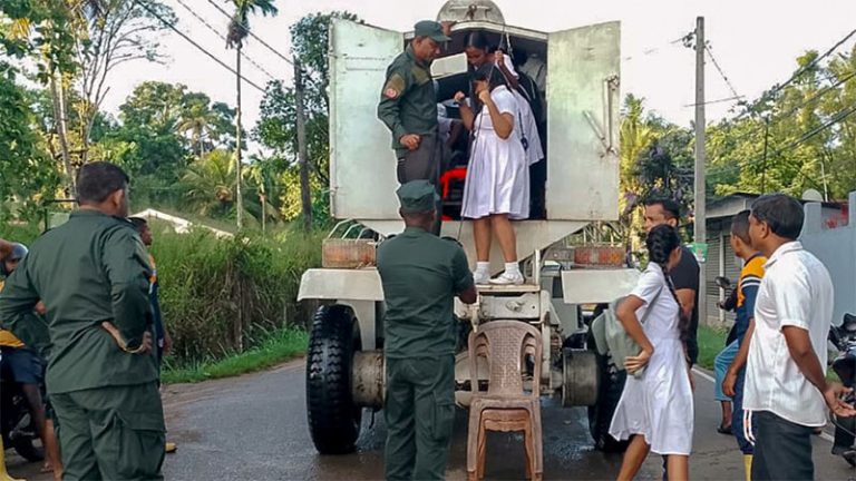 Sri Lanka Army assists public and students in flash floods