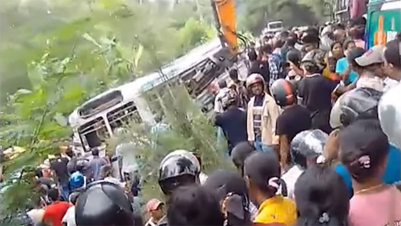 Thalawa bus accident