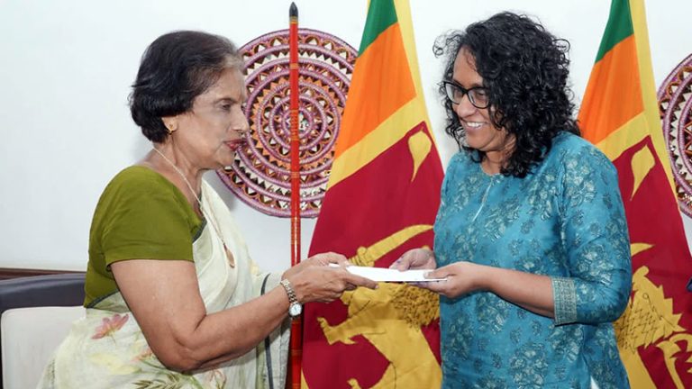 Former President Chandrika Bandaranaike Kumaratunga handing over a cheque to Prime Minister Dr. Harini Amarasuriya at the Prime Minister’s Office for Cyclone Ditwah relief